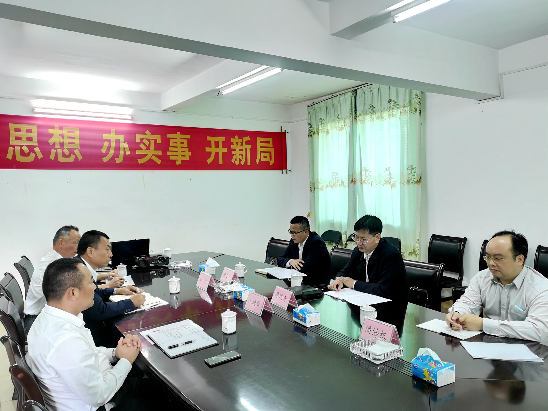 廖瑞奇到韶關(guān)分公司(二〇二隊(duì))開展調(diào)研指導(dǎo)工作 1.jpg 廖瑞奇到韶關(guān)分公司(二〇二隊(duì))開展調(diào)研指導(dǎo)工作 1.jpg