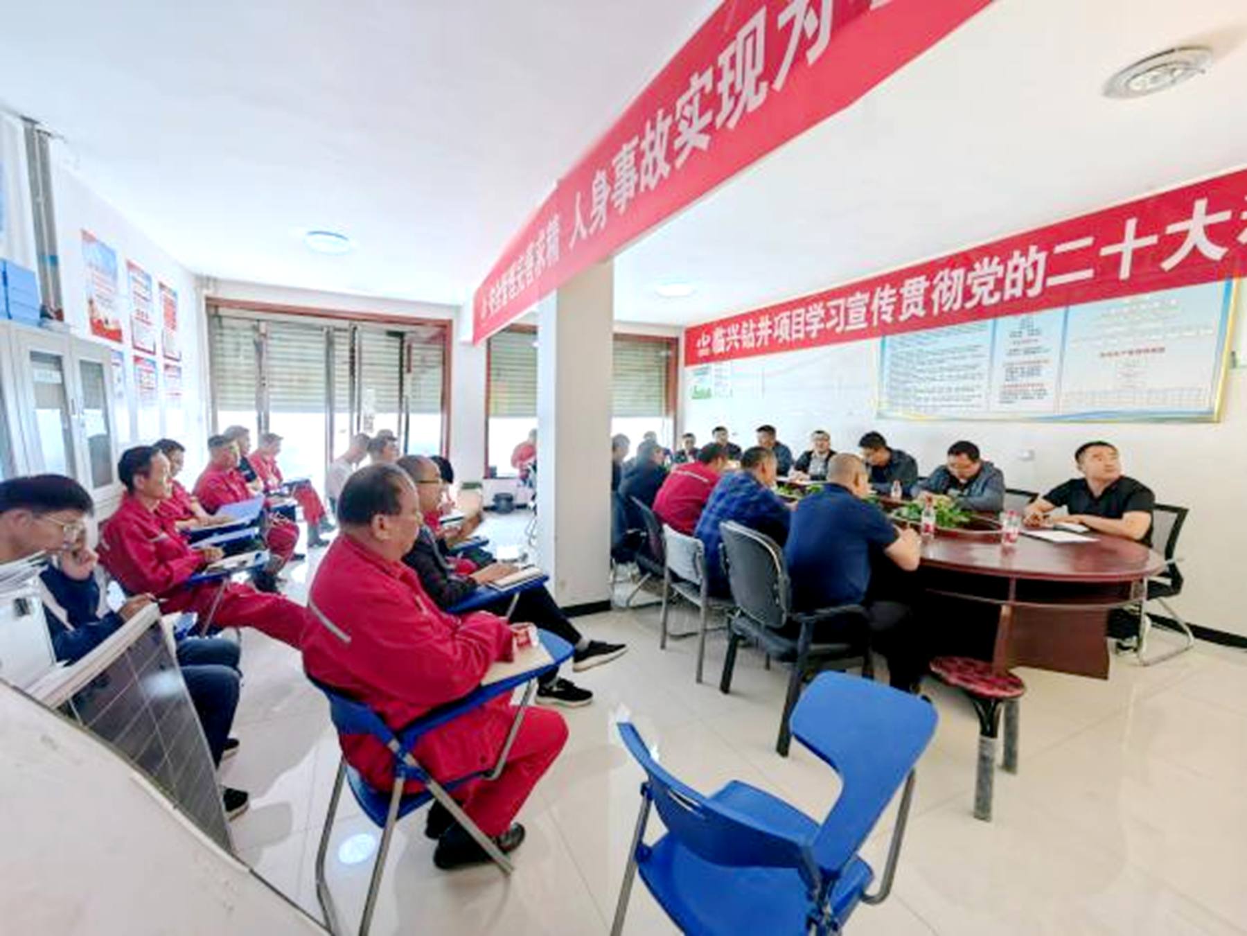 勘查院(生態(tài)公司)黨支部組織開展黨的二十大精神進項目_副本.jpg 勘查院(生態(tài)公司)黨支部組織開展黨的二十大精神進項目_副本.jpg