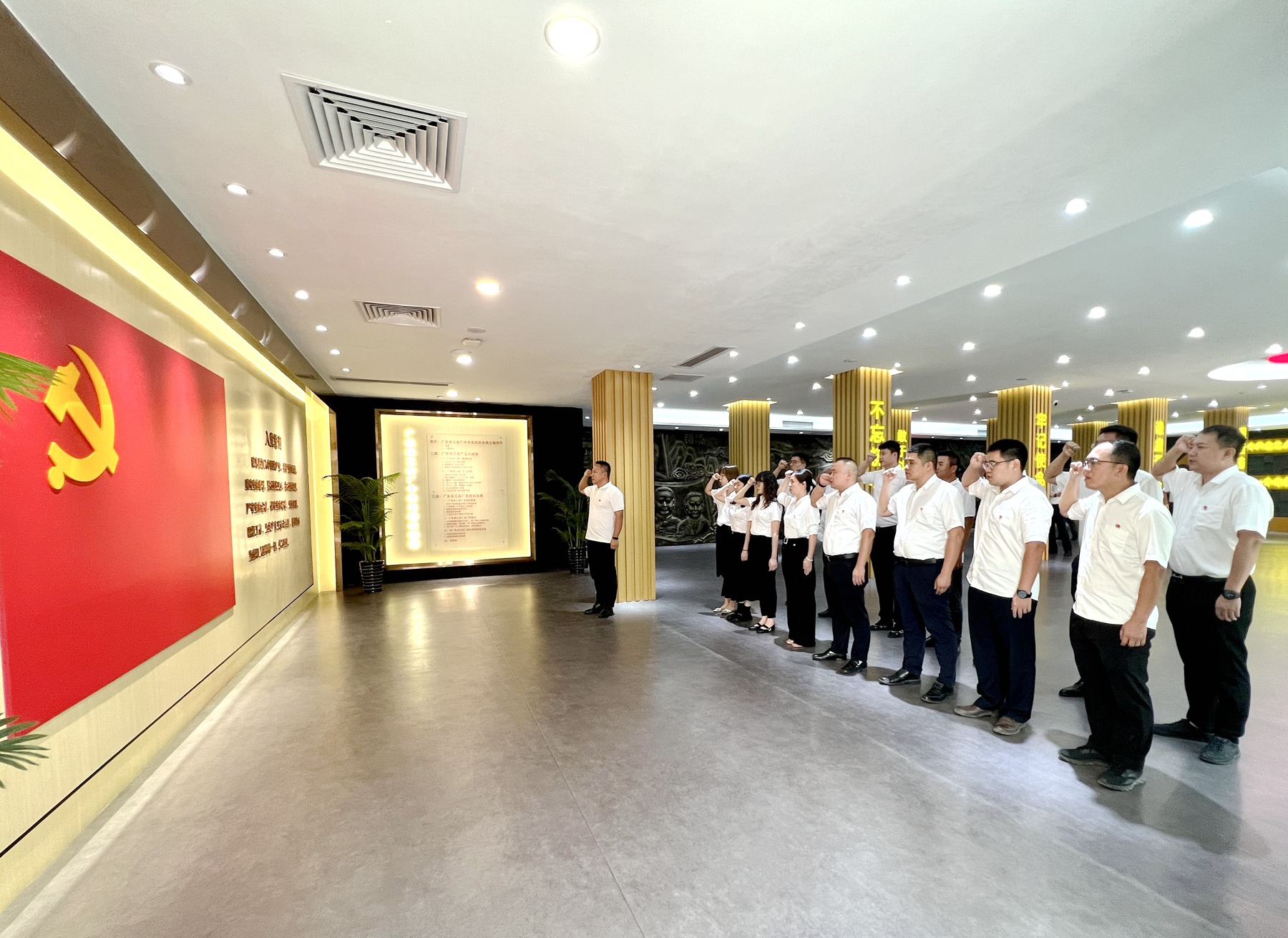 開發(fā)區(qū)分公司（市政公司）開展“弘揚(yáng)八一精神 傳承紅色基因”主題黨日活動(dòng)2.jpg