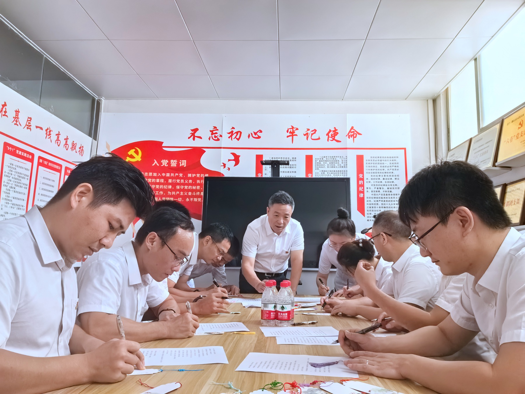 佛山分公司開展“征廉潔語(yǔ) 書廉潔簽 刻廉入心” 主題黨日活動(dòng)3.jpg