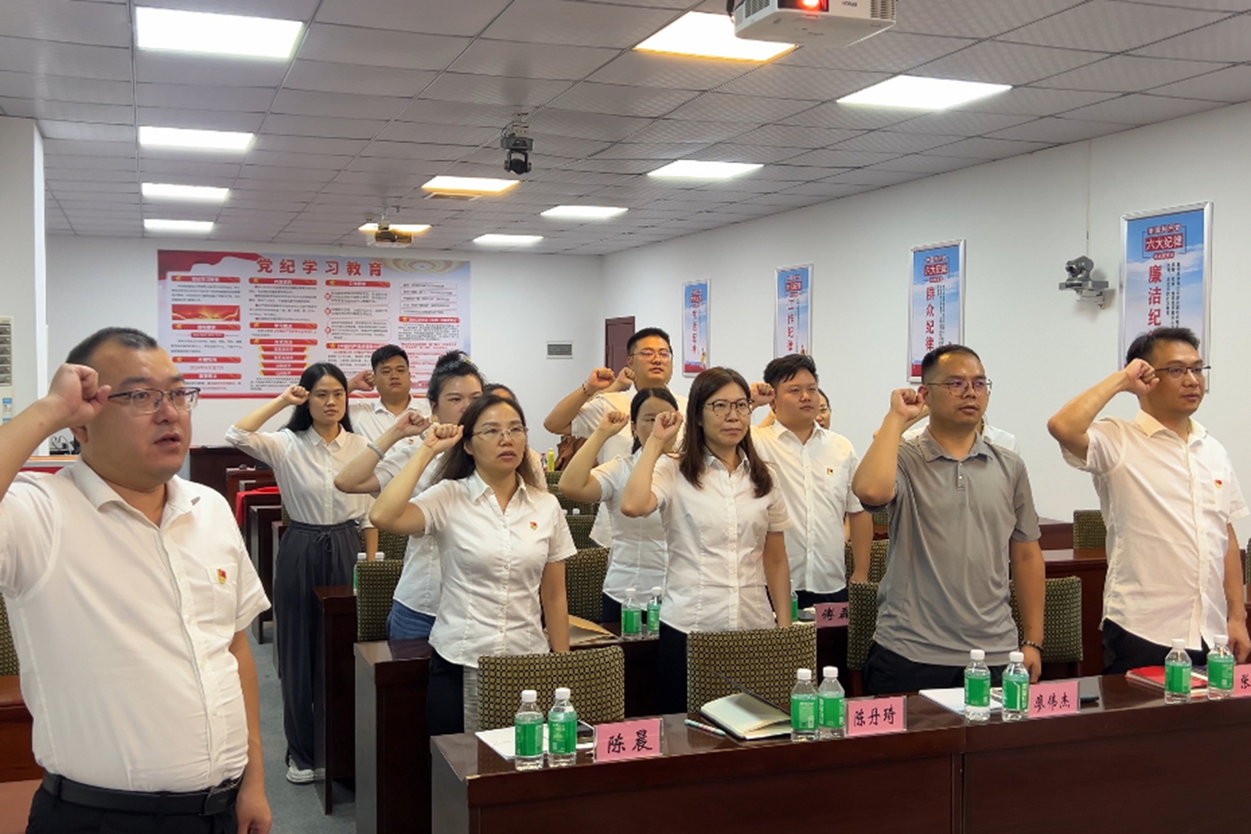 勘查院(生態(tài)公司)黨支部組織開展黨員過“政治生日”主題黨日活動2.jpg 勘查院(生態(tài)公司)黨支部組織開展黨員過“政治生日”主題黨日活動2.jpg