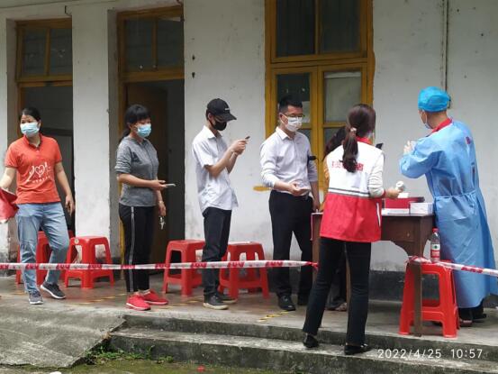 二〇二隊(duì)韶關(guān)基地中心黨支部全力奮戰(zhàn)協(xié)助社區(qū)開展核酸檢測(cè)工作2.jpg 二〇二隊(duì)韶關(guān)基地中心黨支部全力奮戰(zhàn)協(xié)助社區(qū)開展核酸檢測(cè)工作2.jpg